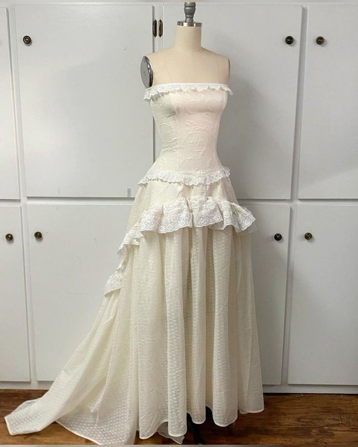 Schlichtes A-Linien-Ballkleid, trägerlos, ärmellos, elfenbeinfarben, lang, Spitze, Abendkleid fg7138