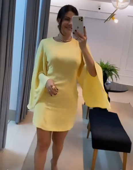 Robe courte jaune à manches longues et col en V fg6208
