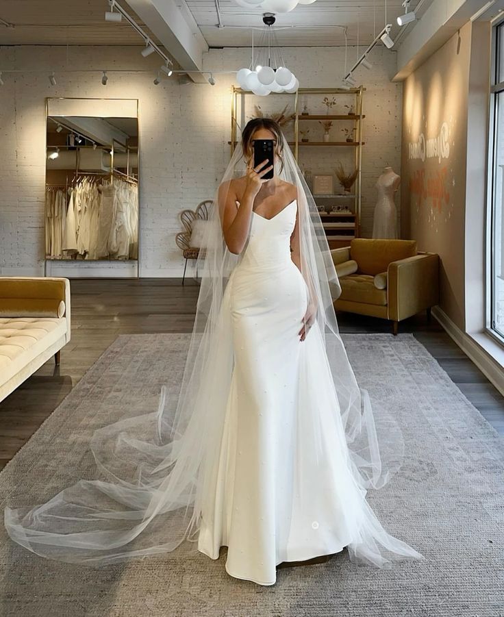 Robe de mariée sirène bustier en satin blanc avec perles fg7309