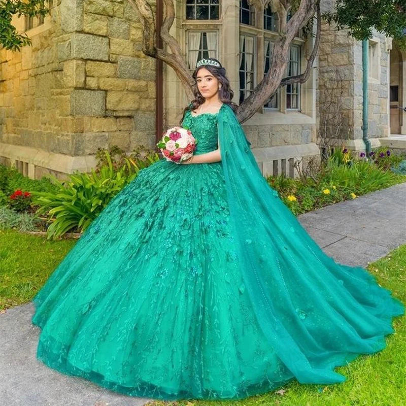 Grüne funkelnde Quinceanera-Kleider mit Cape-Quasten Sweet 16 Kleider Ballkleid 3D-Blumen Tüll Geburtstagskleider fg4570