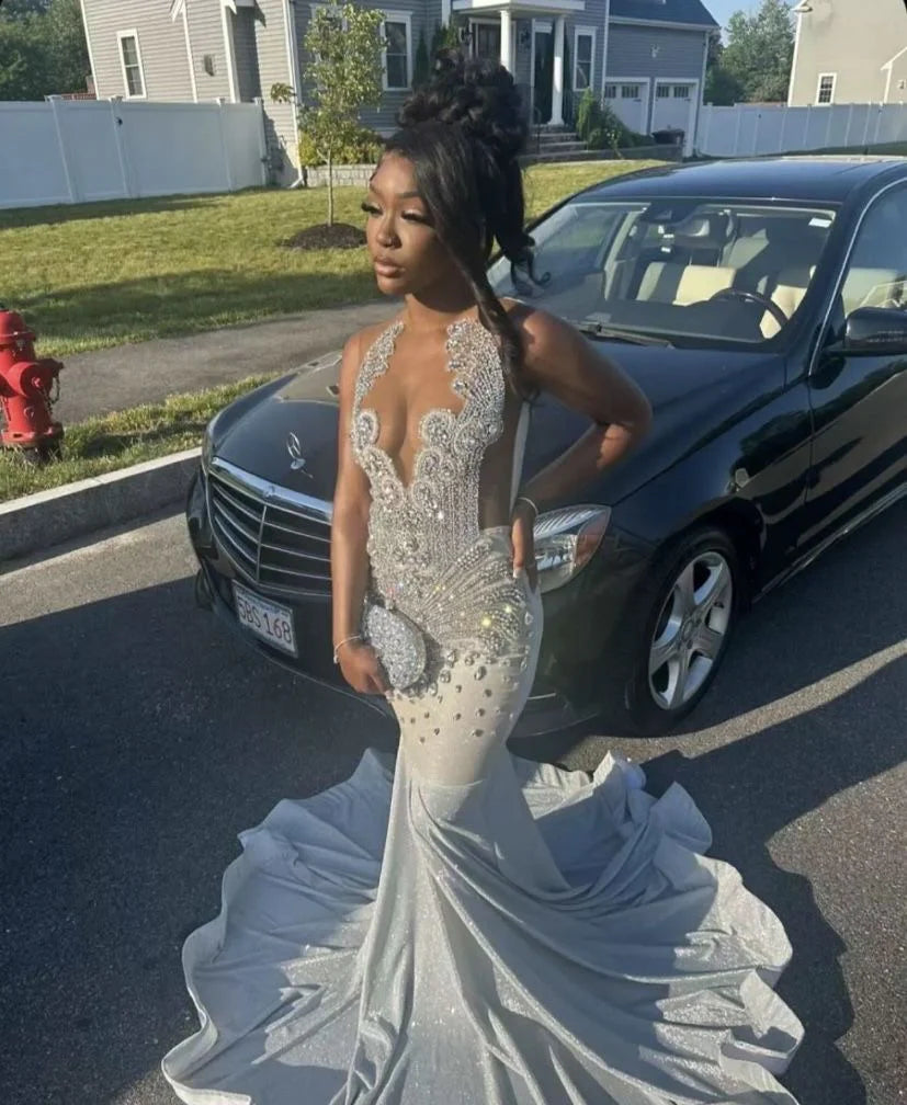 Robe de soirée longue argentée style sirène ornée de perles fg7518