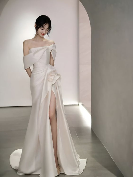 Robe de mariée en satin à épaules dénudées et à traîne torsadée, fendue sur le devant, fg6444