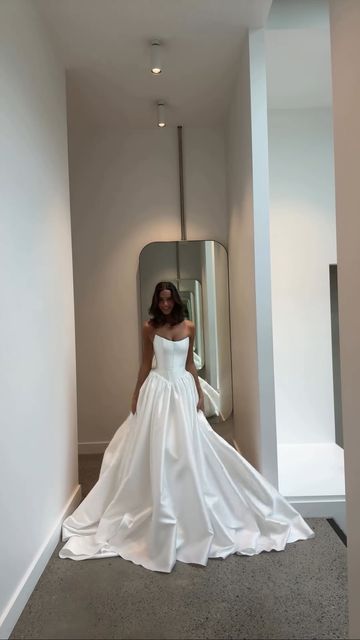 Stunning Ball Gown Strapless Satin Wedding Dresses fg7290