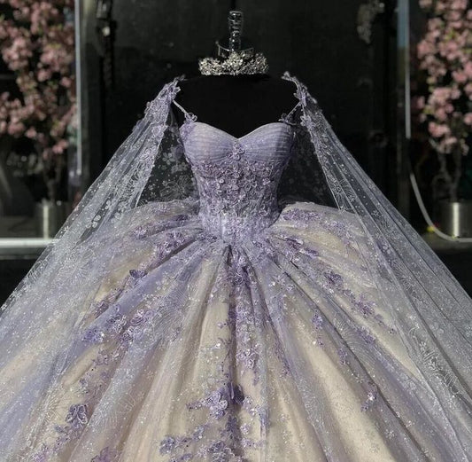 Robe de Quinceanera violet clair avec cape et appliques papillon de luxe, robe de bal Sweet 16, fg6470