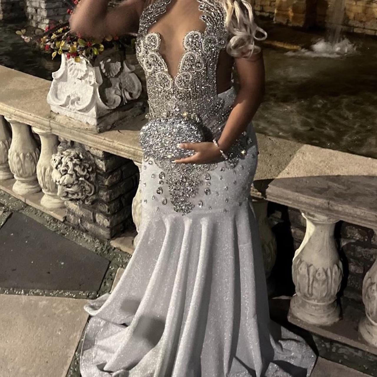 Robe de soirée longue argentée style sirène ornée de perles fg7518