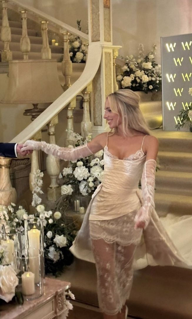 Robe de mariée élégante en satin et dentelle à bretelles spaghetti fg7551