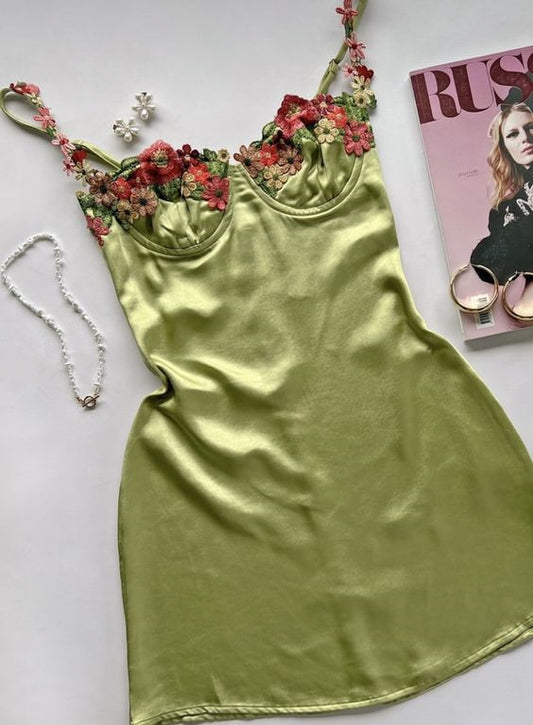 Robe de soirée courte à bretelles spaghetti et fleurs fg6093