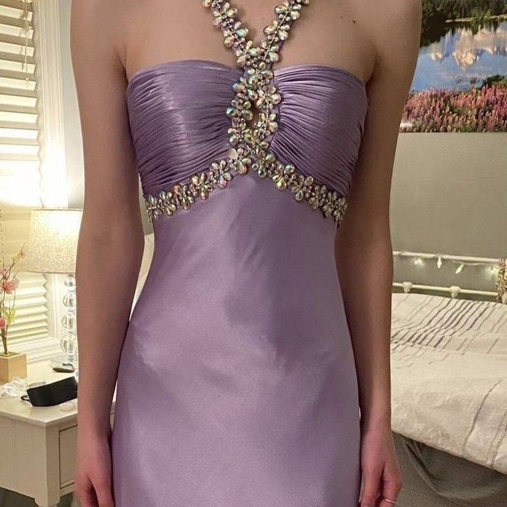 Robe de soirée longue en satin violet glamour ornée de perles fg6715