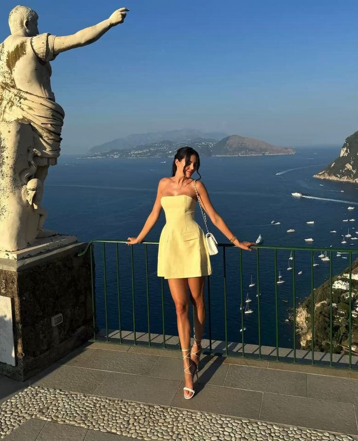 Robe de soirée courte trapèze en satin jaune sans manches fg6092