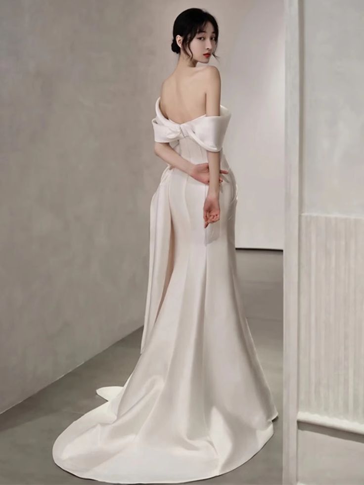Schulterfreies Satinkleid mit hohem Schlitz und verdrehter Schleppe vorne für die Hochzeit fg6444