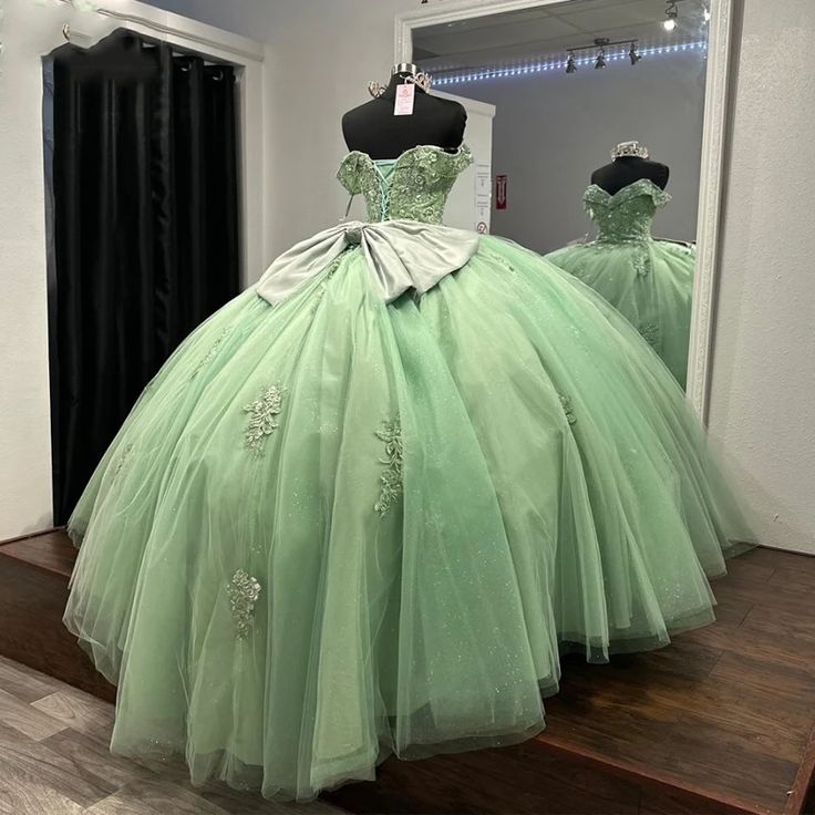 Luxuriöses mexikanisches Quinceanera-Kleid in Salbeigrün mit Spitzenapplikationen, Ballkleid fg6685