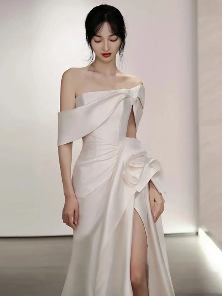 Schulterfreies Satinkleid mit hohem Schlitz und verdrehter Schleppe vorne für die Hochzeit fg6444