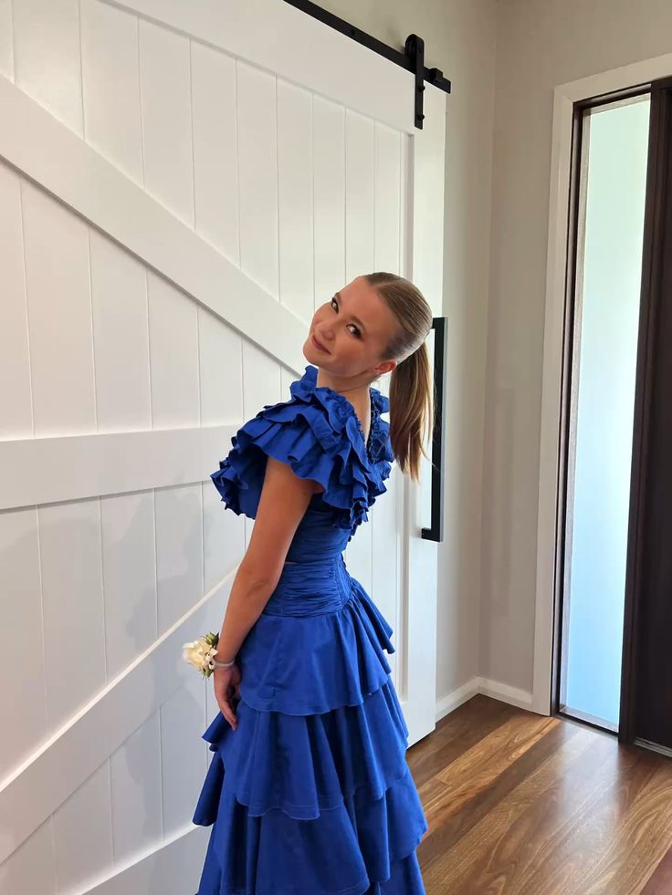 Elegantes blaues Abendkleid, gestuftes Abschlussball-Outfit fg5424