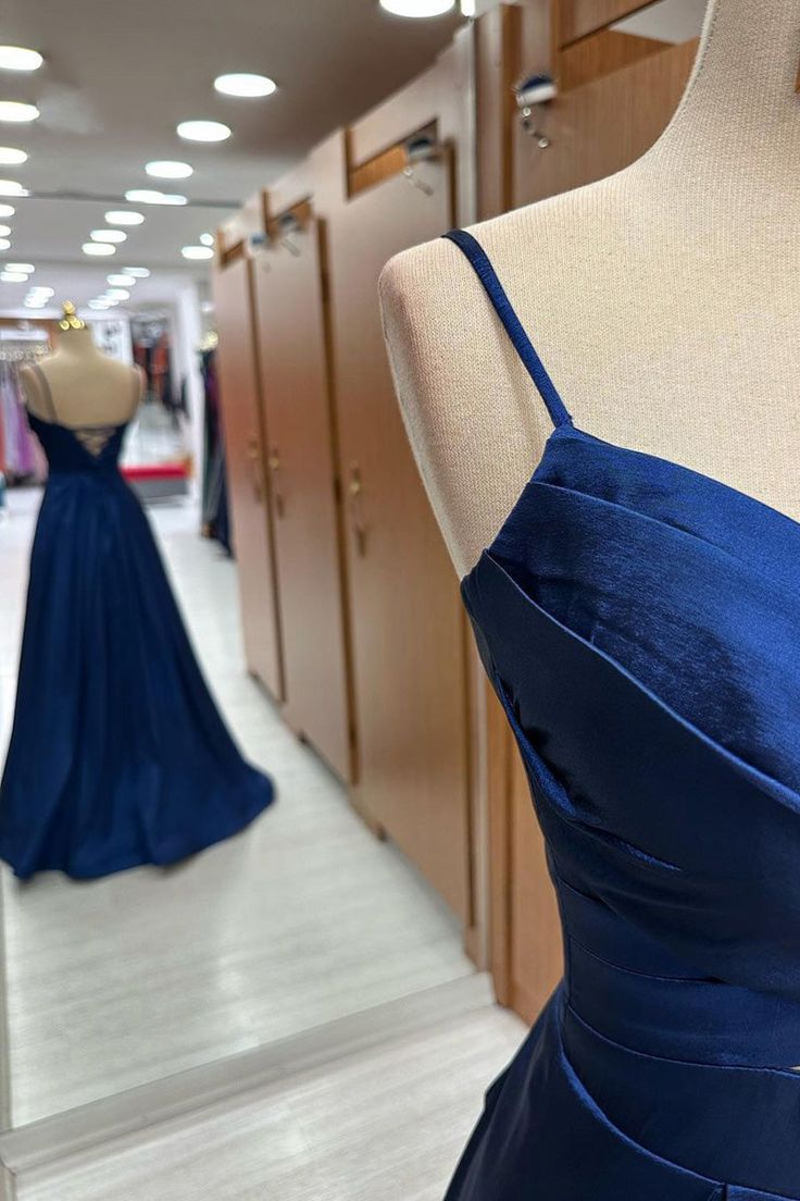 Robe de bal longue en satin à bretelles plissées et découpes fg4855