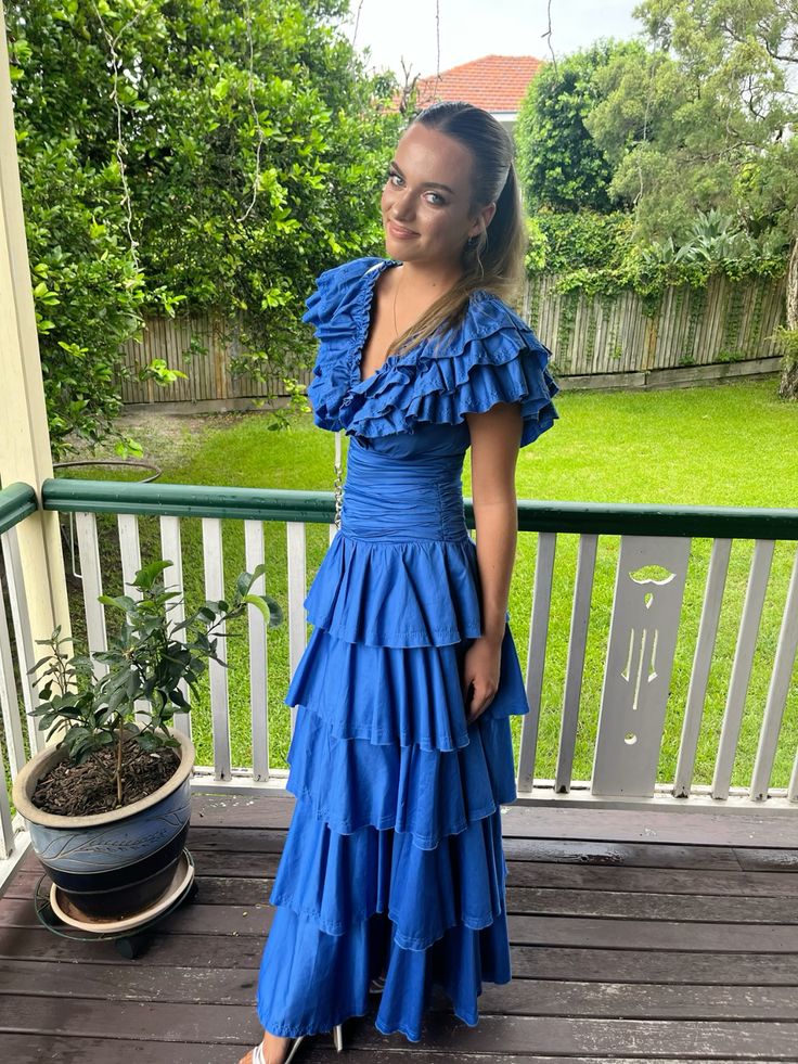 Elegantes blaues Abendkleid, gestuftes Abschlussball-Outfit fg5424