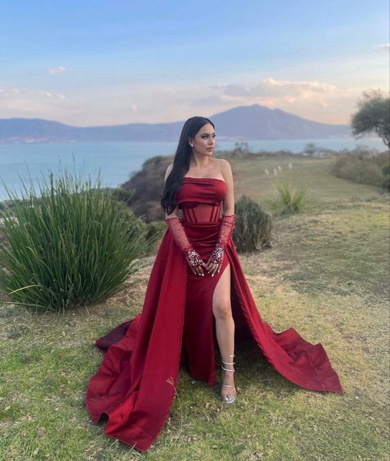 Trägerloses Abendkleid, Ballkleid, hoher Schlitz, Burgunderrot, mit Handschuhen fg5252