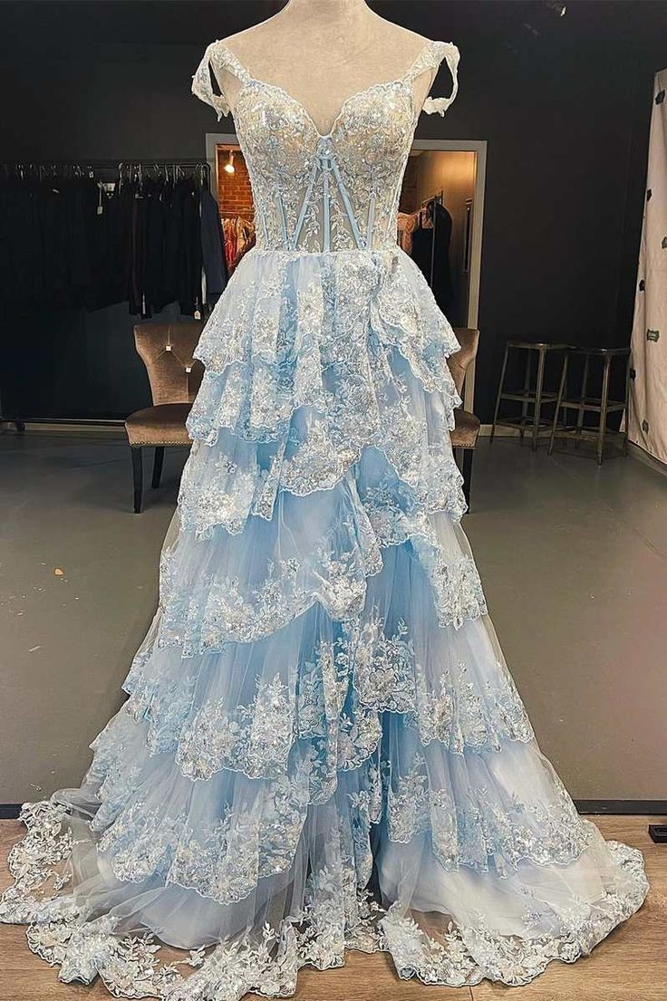 Hellblaues, langes Ballkleid aus Spitze mit Herzausschnitt und Schlitz fg4197