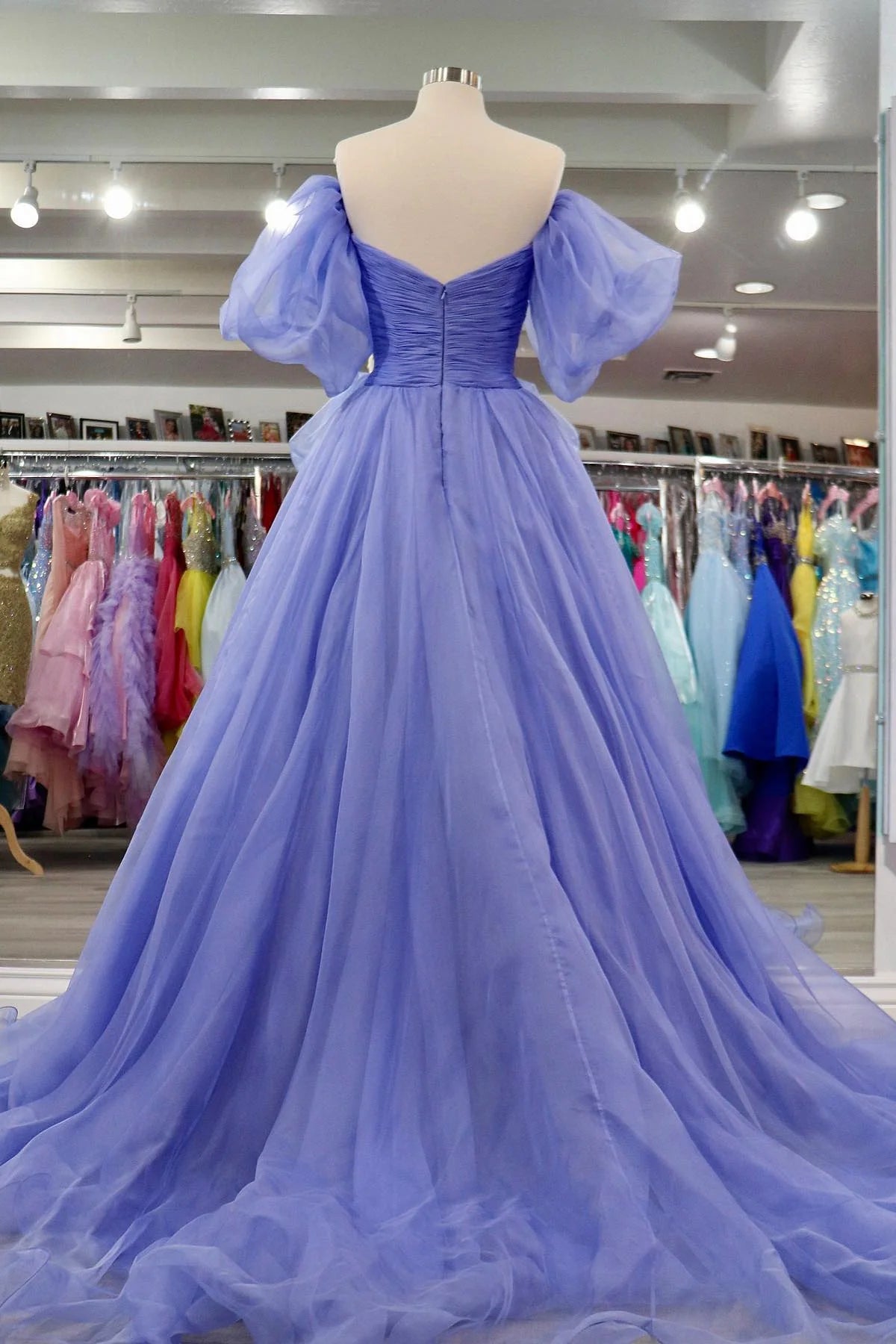 Lavendelfarbenes A-Linien-Ballkleid aus Tüll mit schulterfreien Puffärmeln und Plissee, langes fg3408