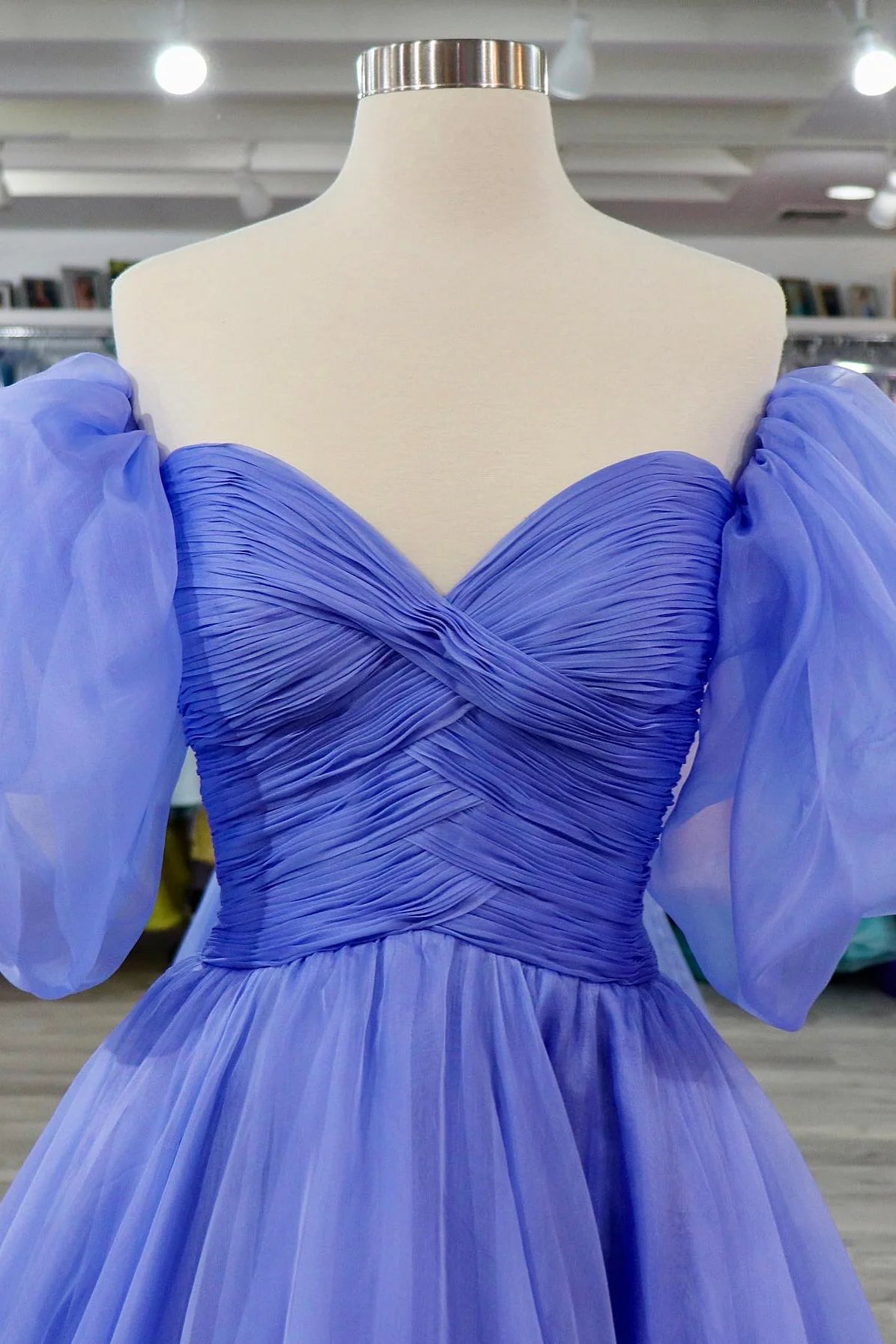 Lavendelfarbenes A-Linien-Ballkleid aus Tüll mit schulterfreien Puffärmeln und Plissee, langes fg3408