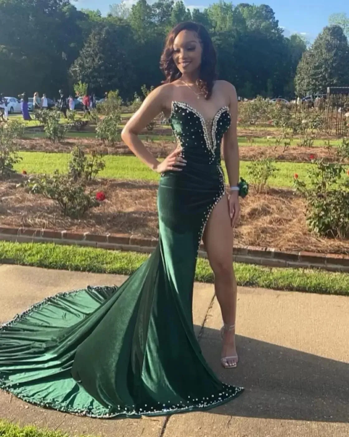 Jägergrünes Samt-Ballkleid, afrikanisches Aso Ebi-Abendkleid mit Cape-Schlitz, Spaghettiträger, glitzernde Perlen, fg2901