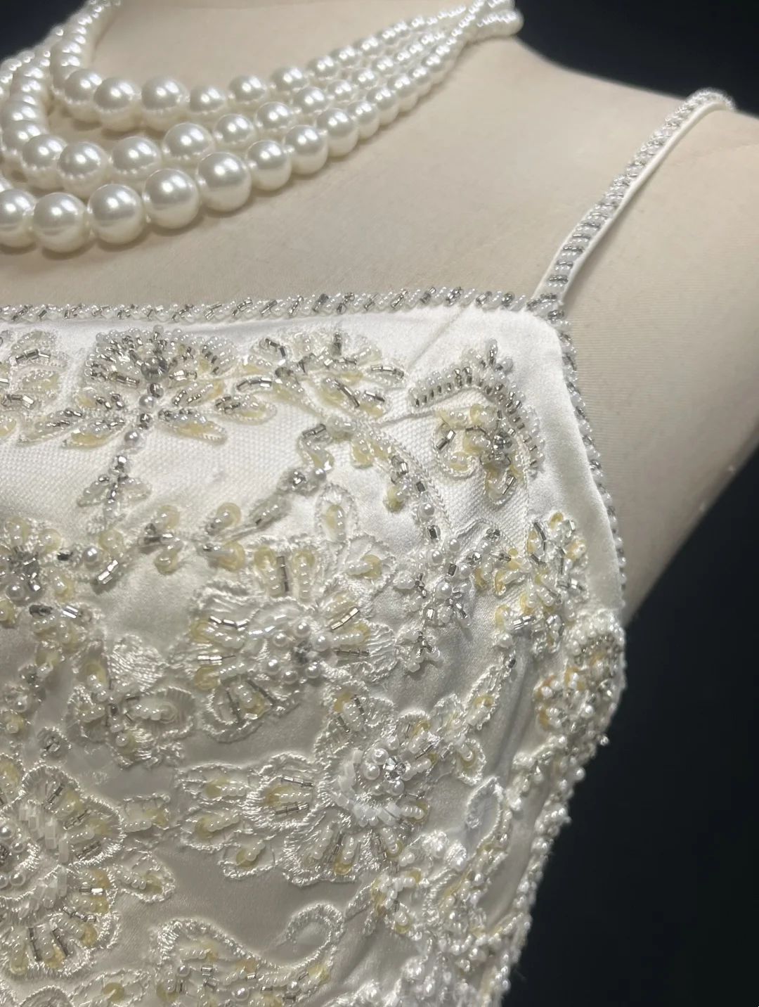 White Elegant Wedding Dress With Beads Flowers Satin Wedding Gowns fg8593