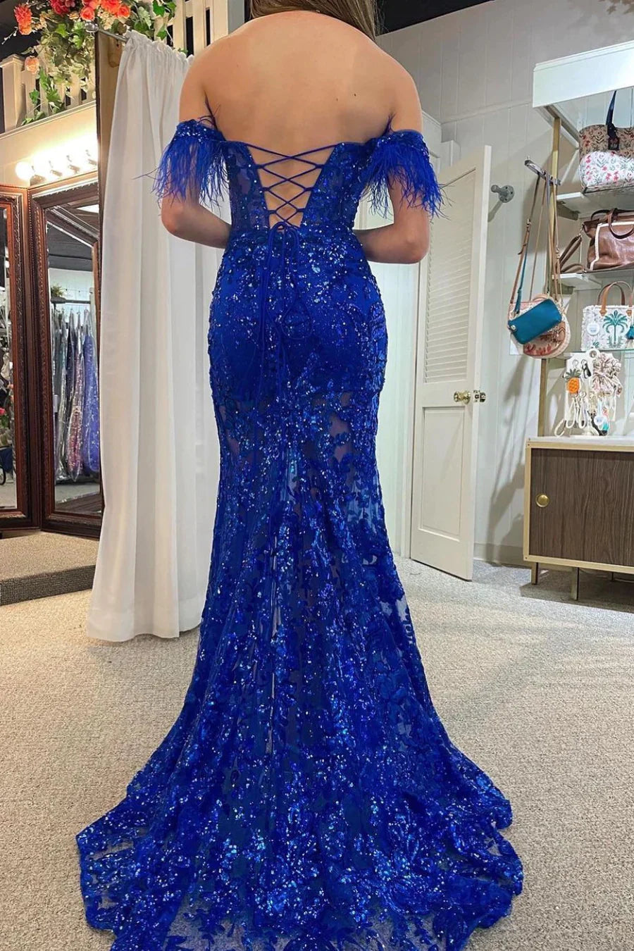 Schulterfreies, langes Ballkleid mit Spitzenapplikationen und Federn fg4196