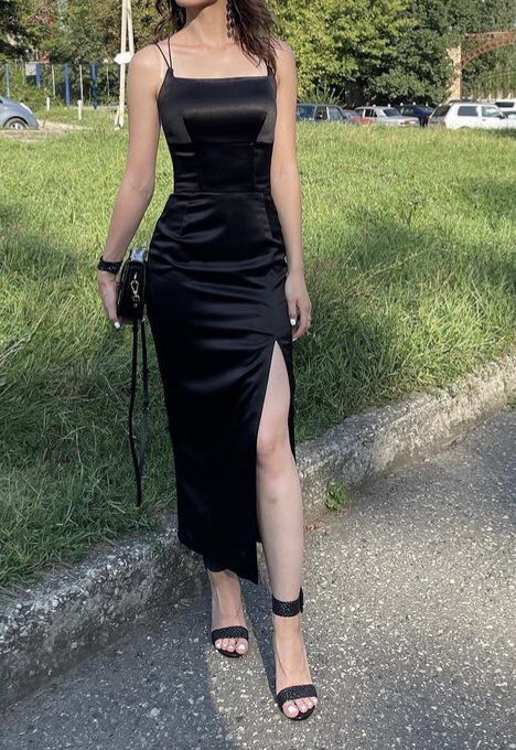 Schwarzes Etui-Abendkleid aus Satin fg1049
