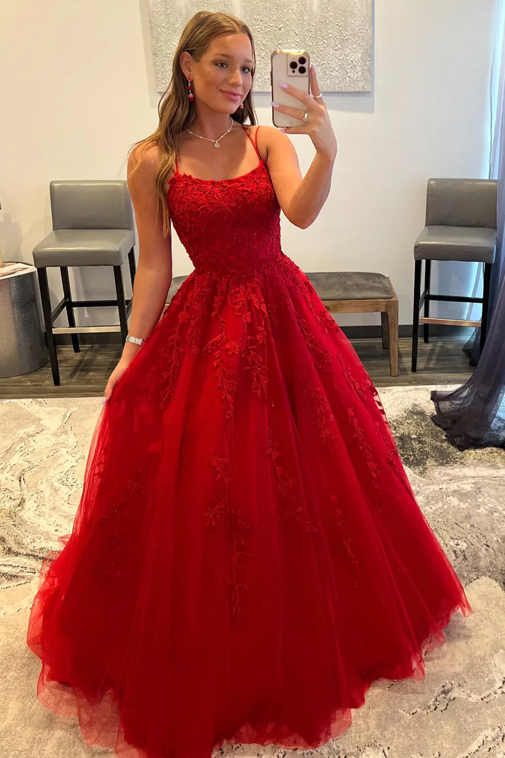 Robe de bal longue rouge à bretelles spaghetti et appliqués fg2376