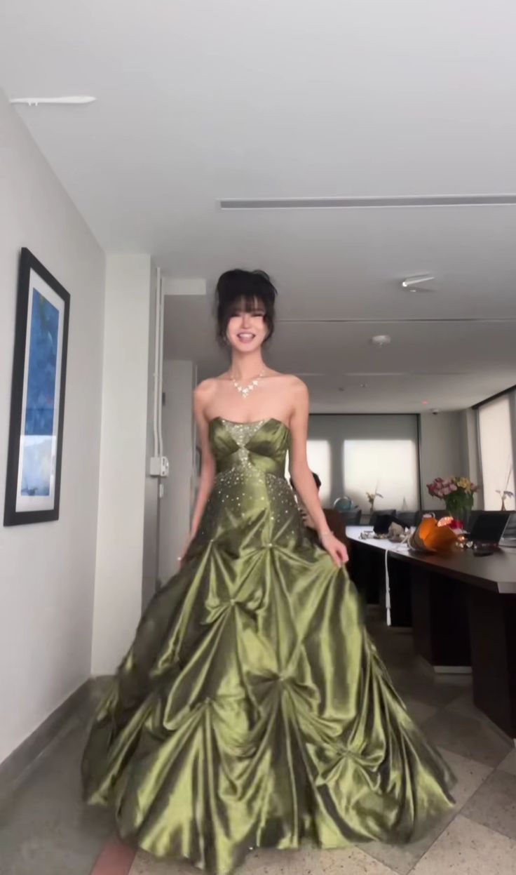 Langes grünes ärmelloses Partykleid aus Satin, formelles Kleid, fg5957