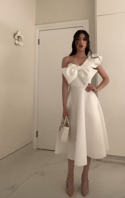 Robe de soirée blanche élégante à une épaule et nœud papillon fg7308