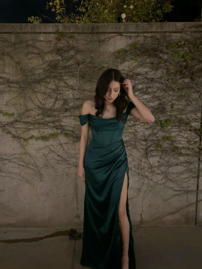 Schulterfreies, seitlich geschlitztes, dunkelgrünes, langes Abend- und Ballkleid aus Satin fg6721
