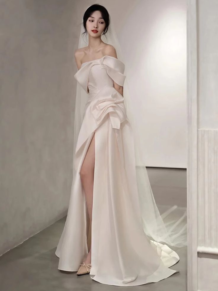 Schulterfreies Satinkleid mit hohem Schlitz und verdrehter Schleppe vorne für die Hochzeit fg6444