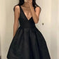 Schwarzes rückenfreies kurzes Ballkleid aus Satin mit V-Ausschnitt, offenes Rückendekolleté mit V-Ausschnitt, kurzes schwarzes formelles Abendkleid für die Heimkehr und den Abschluss fg6031