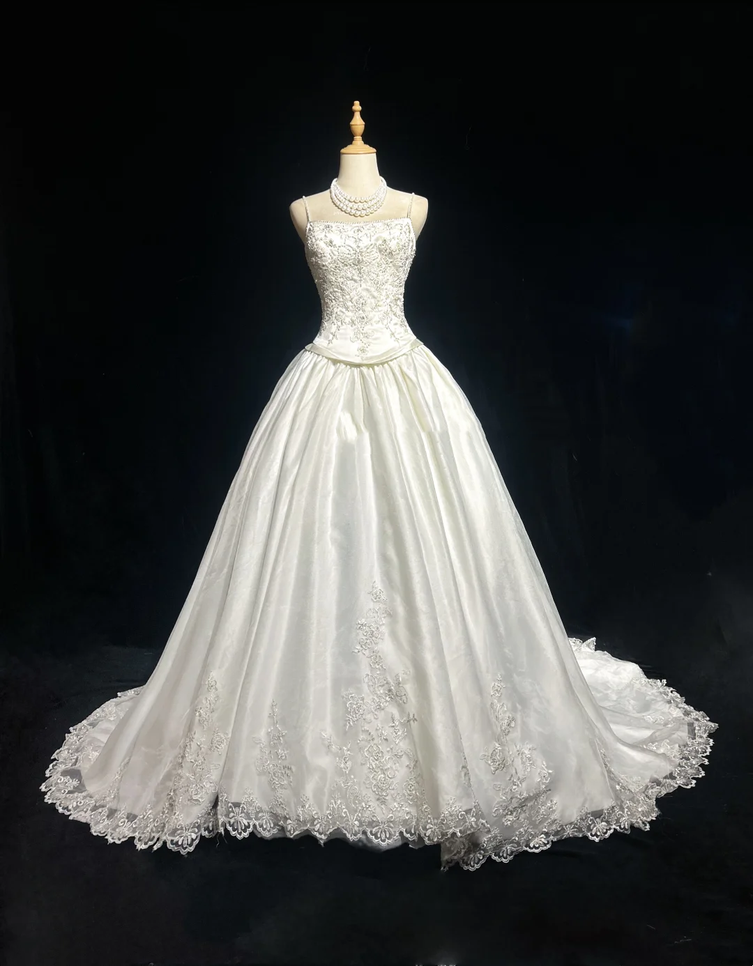 White Elegant Wedding Dress With Beads Flowers Satin Wedding Gowns  fg8593