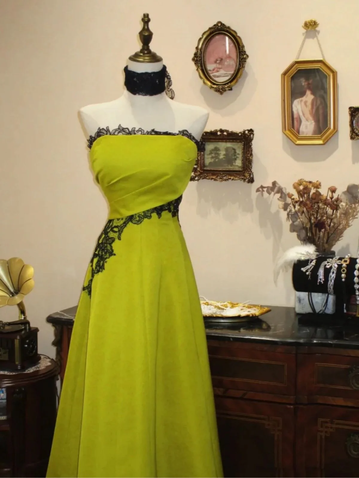 A-Line Green Evening Gown with Black Lace Appliqué, Strapless Floor-Length Prom Dress  fg8723
