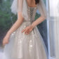 Kurzes silbernes A-Linien-Heimkehrkleid mit Flatterärmeln fg3735
