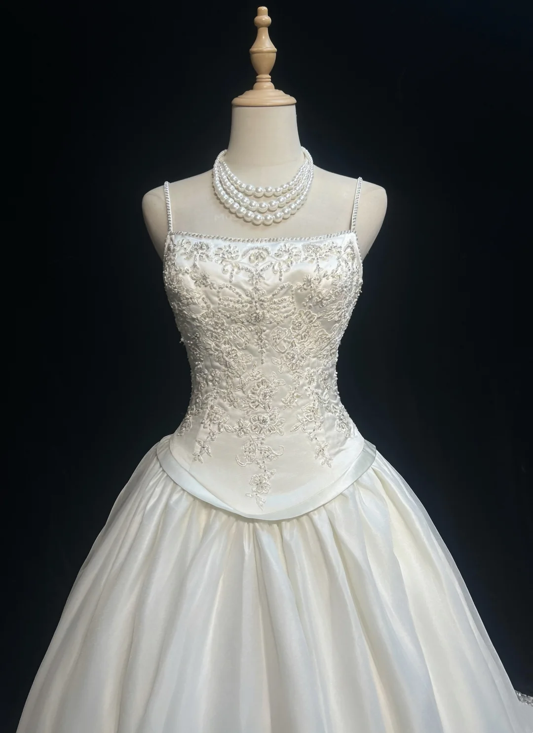 White Elegant Wedding Dress With Beads Flowers Satin Wedding Gowns  fg8593