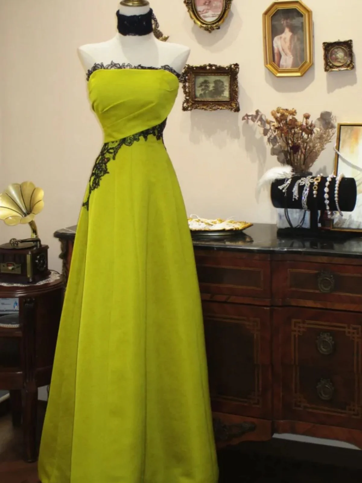 A-Line Green Evening Gown with Black Lace Appliqué, Strapless Floor-Length Prom Dress  fg8723