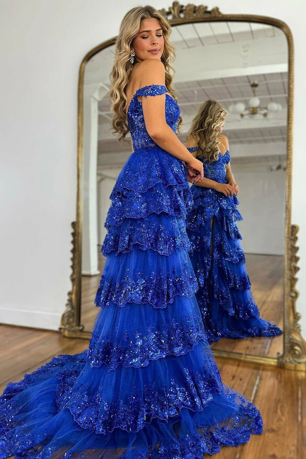 Schulterfreies, mehrlagiges, marineblaues, langes Ballkleid aus Spitze mit Schlitz, schulterfreies, marineblaues Abendkleid fg4837